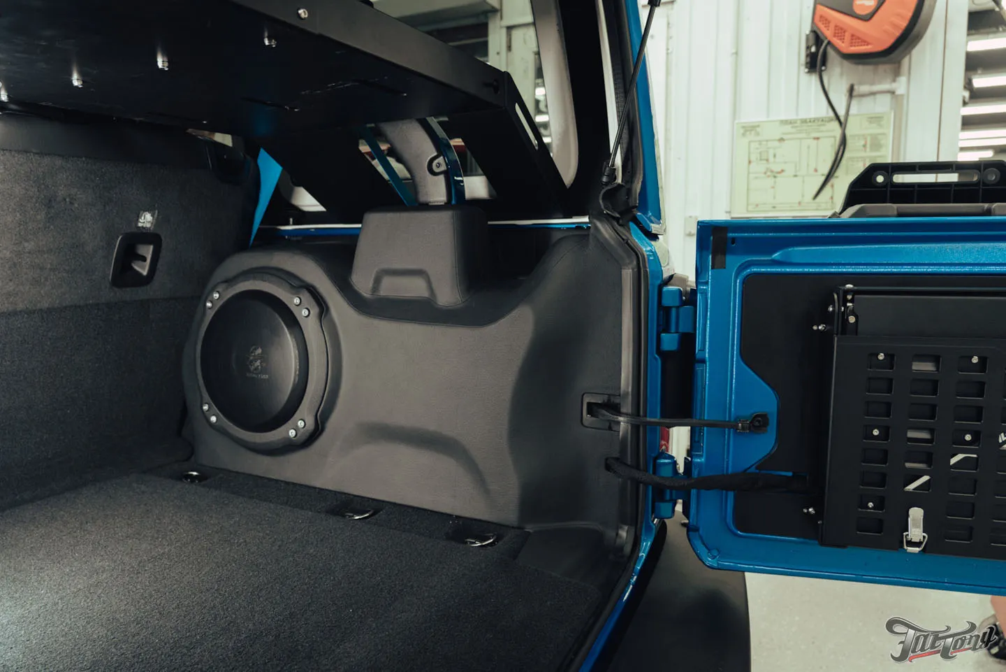 Прокачали Jeep Wrangler Rubicon, часть 2: установка цветных ремней безопасности, доработки по кузову. Как выглядит автомобиль после всех работ?